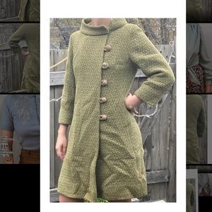 🔻SOLD🔻 Beautiful vintage wool textured pea coloured coat